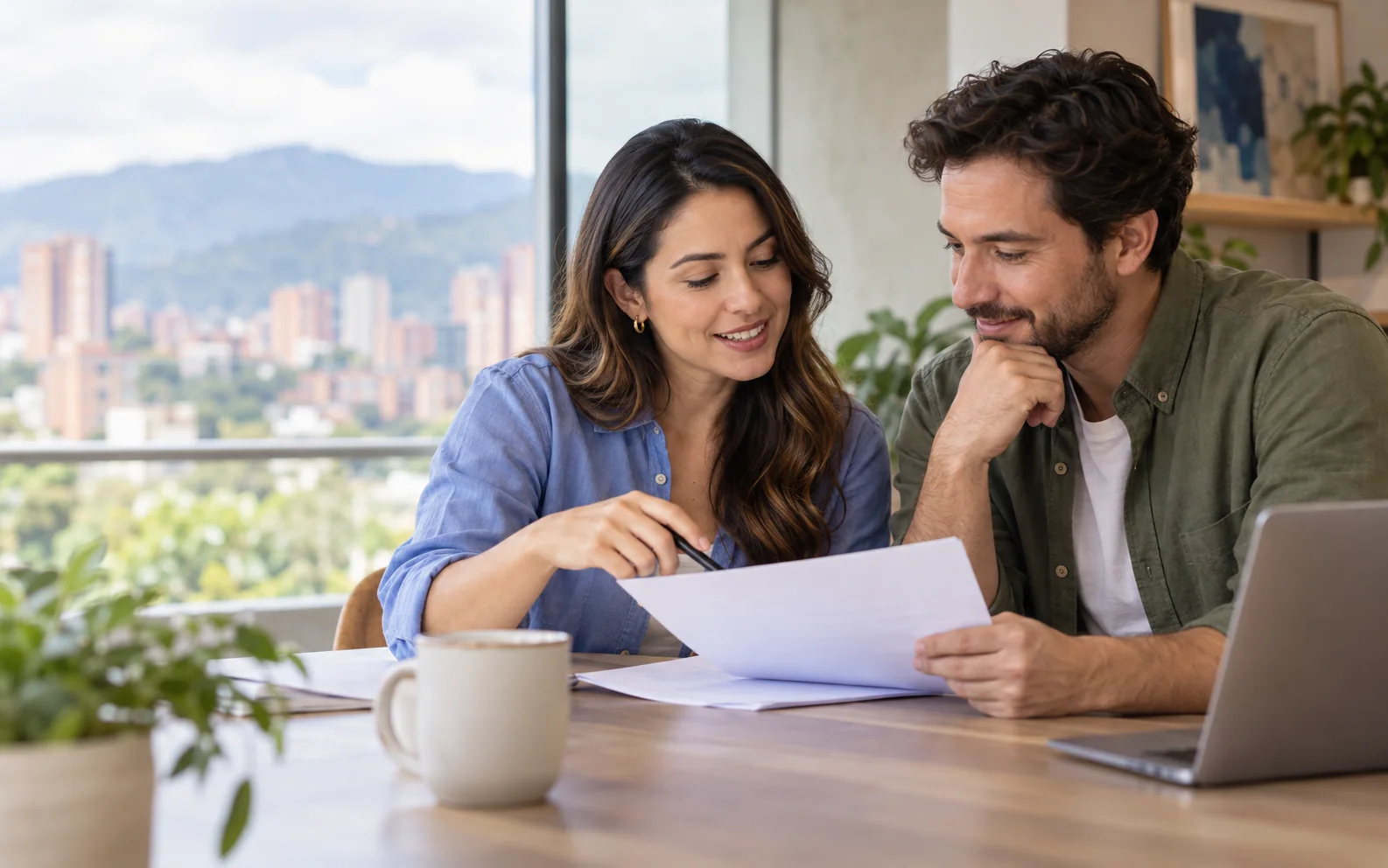 Dos personas conversan mientras revisan un documento